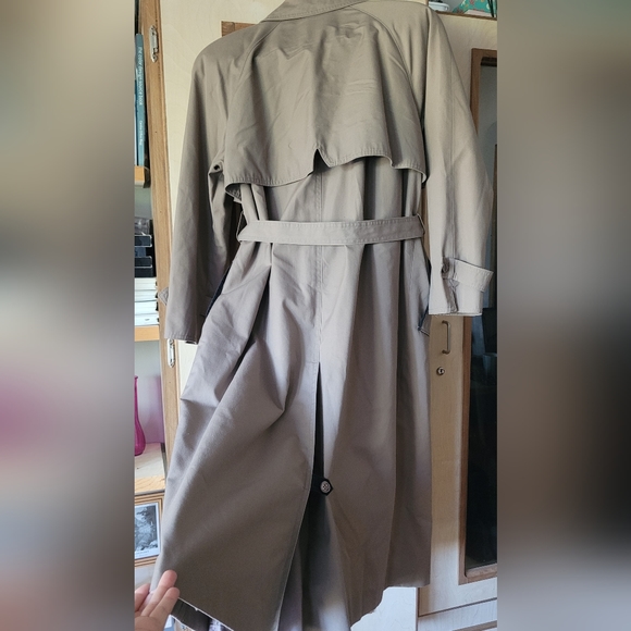 Lovely trench coat. - Picture 4 of 8